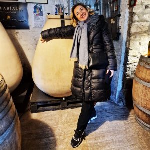 Claudia Riva di Sanseverino in visita a una cantina del Carso