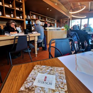 Interno della sala degustazione dell'azienda tedeschi vini in Valpolicella