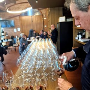 Sommelier con calici da vino in tripla fila su tavolo pronti per essere usati per la degustazione dei vini della Valpolicella dell'azienda Tedeschi