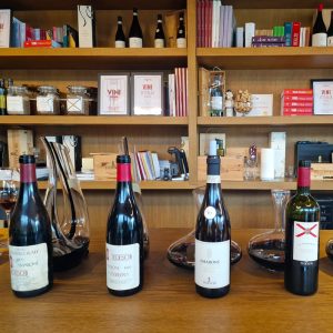 Alcune bottiglie di vini della Valpolicella dell'azienda Tedeschi sul tavolo, con decanter pronte per la degustazione.