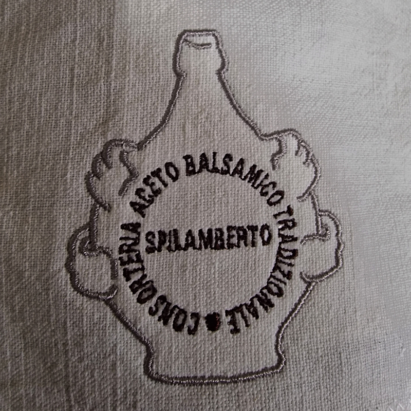 Tela in tessuto con marchio aceto balsamico di Spilamberto